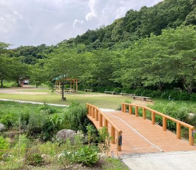 近隣の自然豊かな公園で体を動かして遊びます