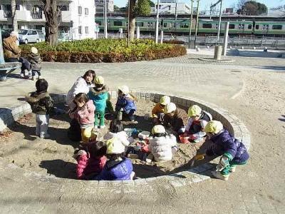 外遊び　子どもたちを安全かつ楽しく近隣の公園に引率します。