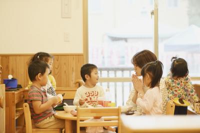 担当制・流れる日課の保育を行い一人ひとりの子どもに丁寧に関わっています