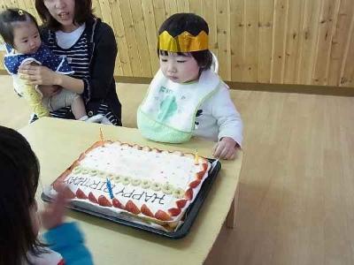 お誕生会　毎月誕生月の子どもたちをメインに行います。栄養士が手作りケーキを振る舞います。