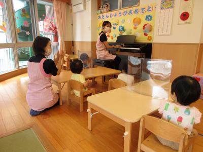 併設の幼稚園と地つなぎの本園園庭