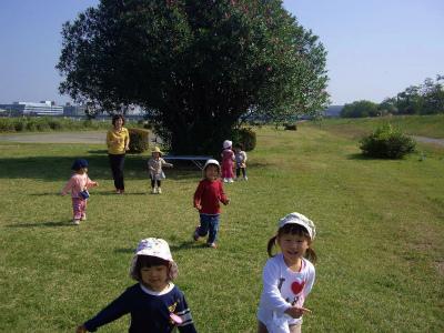 多摩川沿いの自然豊かな環境です。