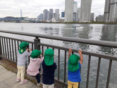 園庭はありません。天気のいい日は毎日散歩に出ます。