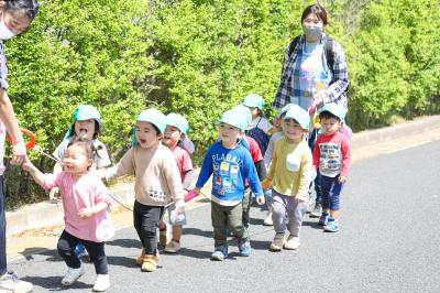 お散歩大好き！　　　　　　　　　　　　　園の近くは緑がいっぱい