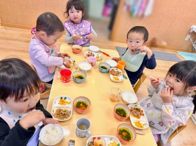 手作りの給食おいしいなぁ☆