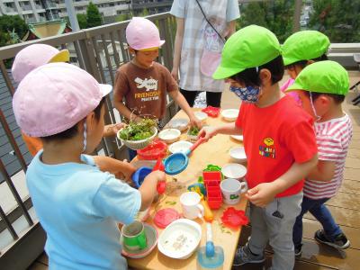 屋上にて合同保育の様子