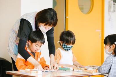 子どもたちの大好きな　　　　　　　折り紙の時間