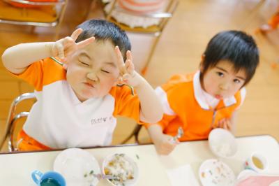 給食大好き！　　　　　　　　　　おいしい顔～！