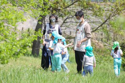 天気の良い日は外遊び　　　　　　　　　　ここは貝塚があったんだって！