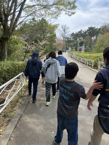 天気が良い日はみんなでお散歩♪この写真はみんなで動物園へ遠足に行った写真です！