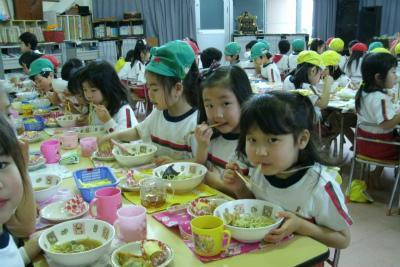 温かい給食は、おいしさ倍増！ 