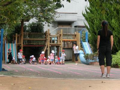 園庭で運動会の練習中