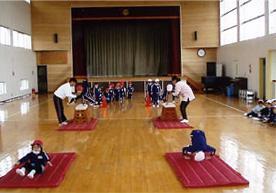 広い体育館での体育指導