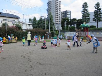 広い園庭で毎日伸び伸びと遊んでいます