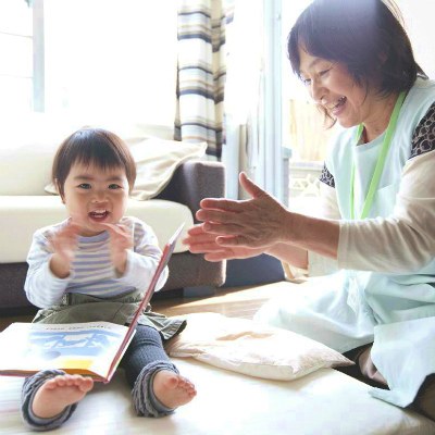 大阪府大阪市・吹田市・豊中市・茨木市・摂津市・高槻市・東大阪市・八尾市・守口市・枚方市・堺市・尼崎市・西宮市・伊丹市・池田市・箕面市在住の利用会員さま宅にある、保育のお仕事求人